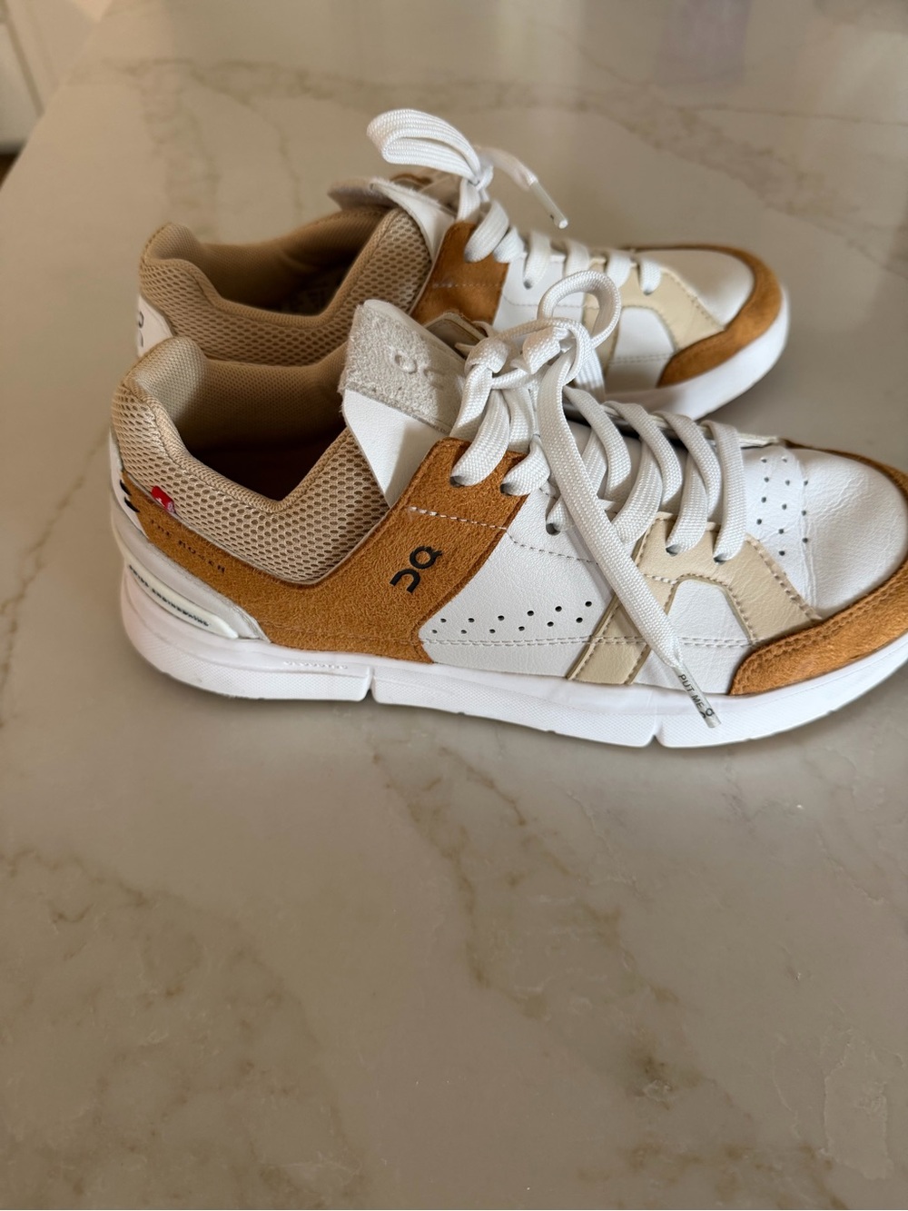 On Running The Roger Clubhouse Almond/Sand 48.99142 Women's like new rarely worn